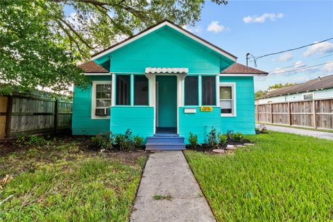 Photo of 706 E Hunnicutt Street, Baytown, TX 77520 (MLS # 81333407)