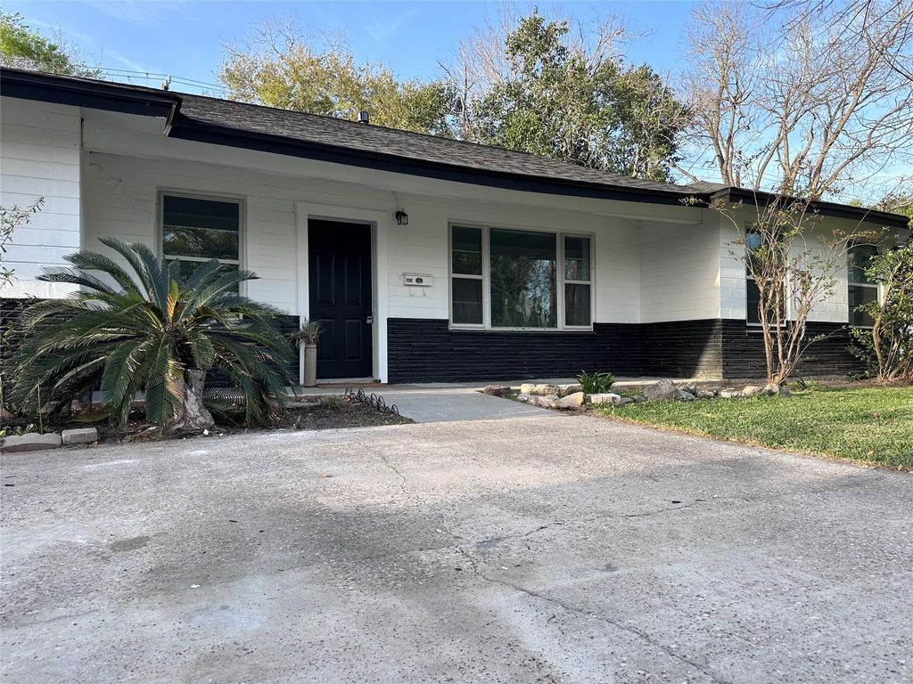 Photo of 608 W Lobit Street, Baytown, TX 77520 (MLS # 80160927)