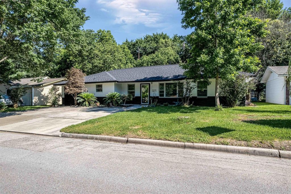 Photo of 608 W Lobit Street, Baytown, TX 77520 (MLS # 80160927)