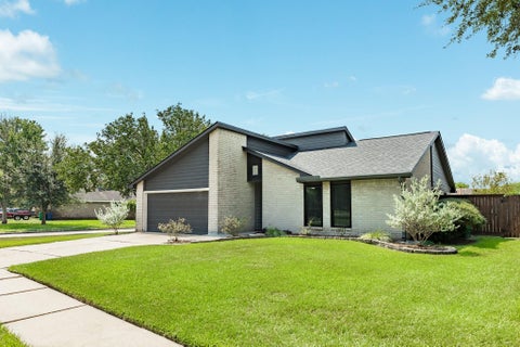 Photo of 9 Sarita Court, Angleton, TX 77515 (MLS # 5045996)