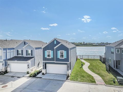 Photo of 2402 Shoreline Drive, Kemah, TX 77565 (MLS # 83974013)