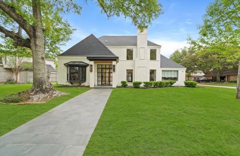 Photo of 819 Silvergate Drive, Houston, TX 77079 (MLS # 36845428)