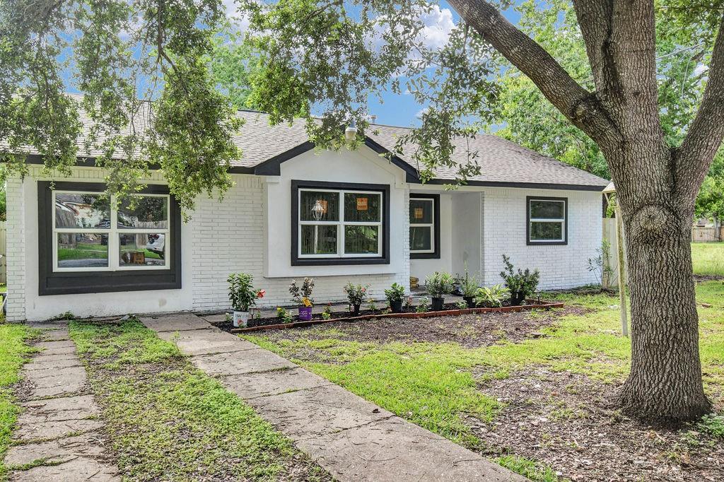 Photo of 15617 Park Manor Street, Houston, TX 77053 (MLS # 61171896)