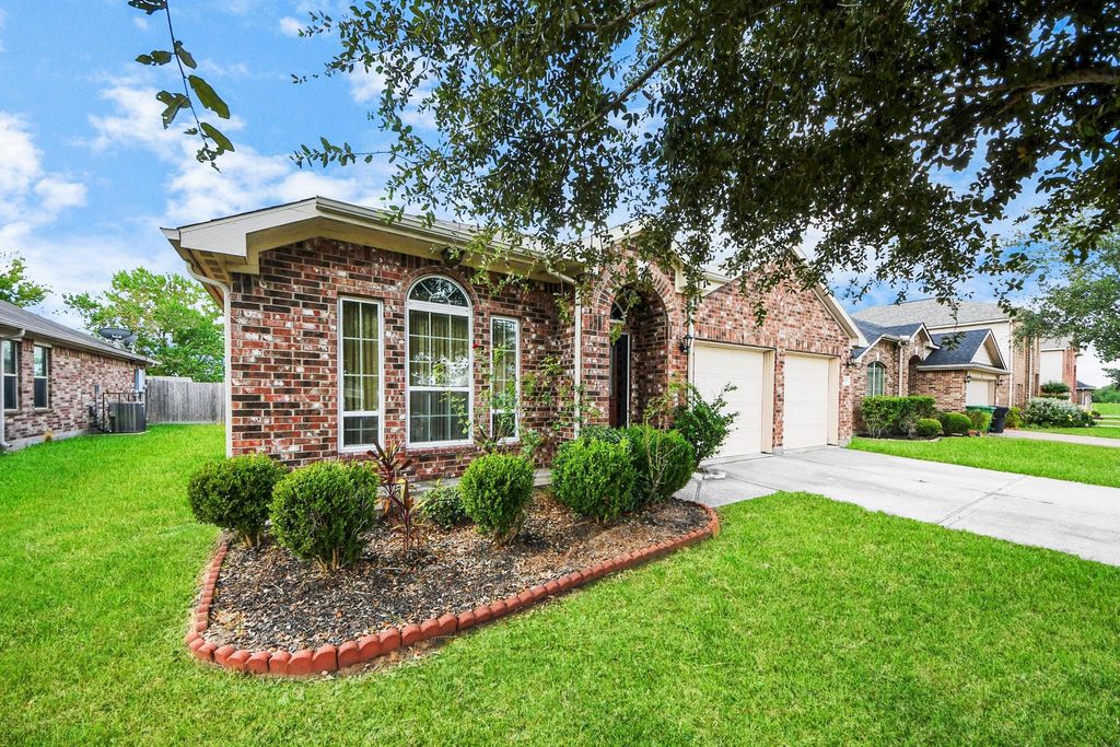 Photo of 13918 Goodridge Drive, Houston, TX 77048 (MLS # 98800886)