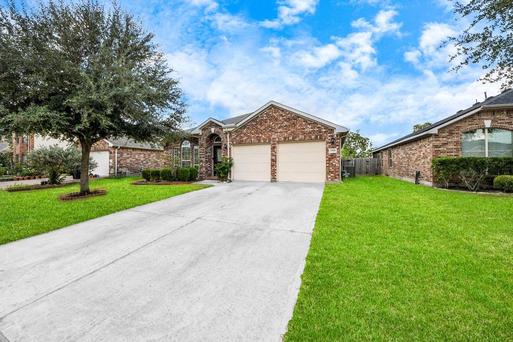 Photo of 13918 Goodridge Drive, Houston, TX 77048 (MLS # 98800886)