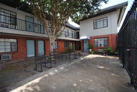 Photo of 2501 Yoakum Boulevard #13, Houston, TX 77006 (MLS # 8657108)