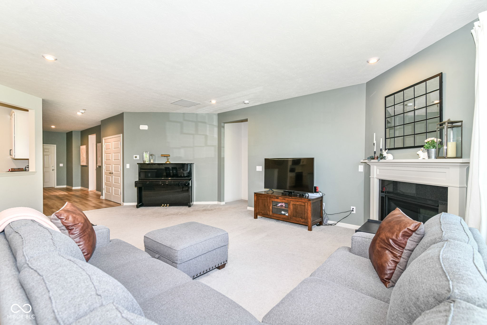 6832 Oakcrest Drive