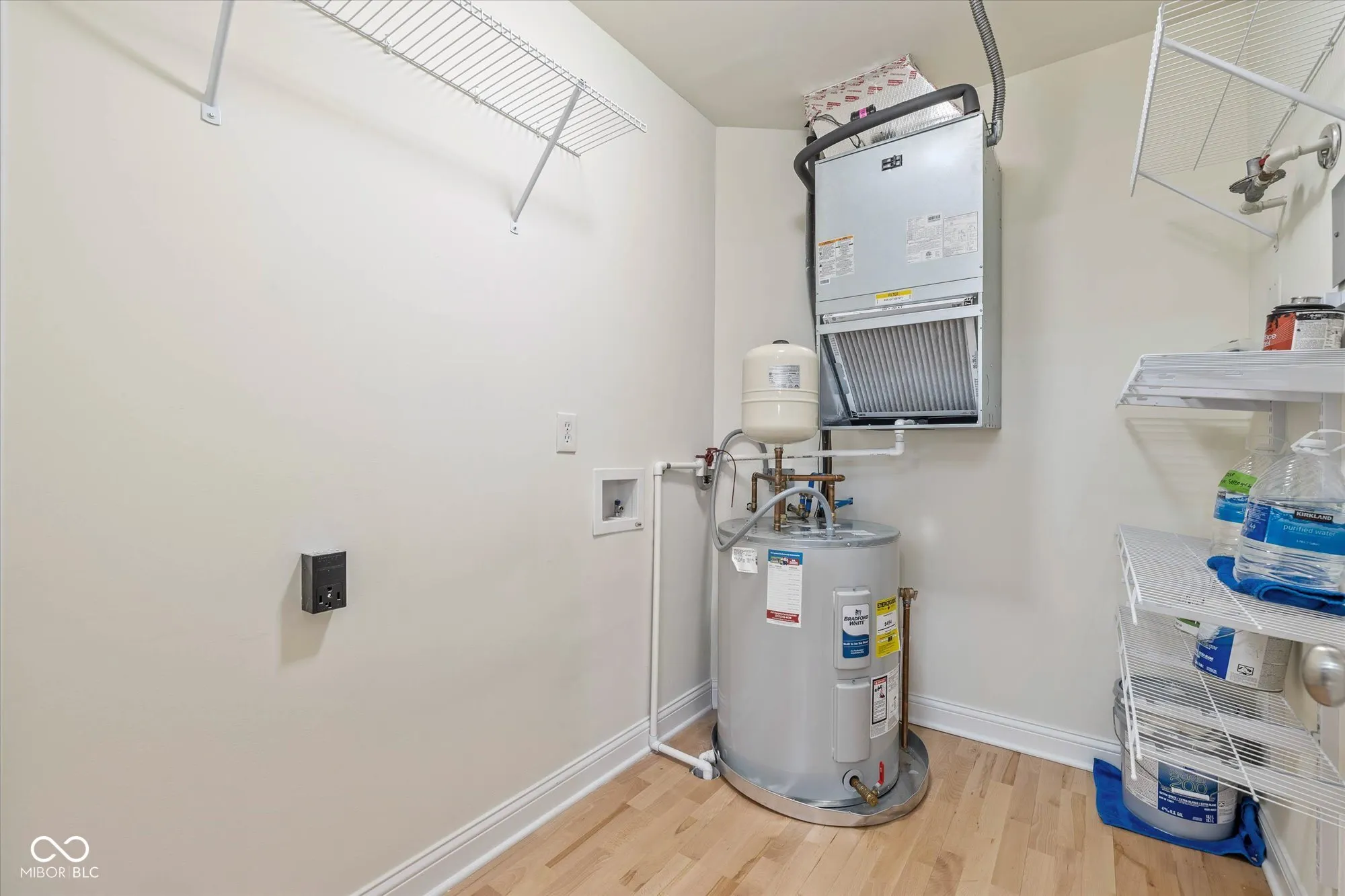 Indianapolis, Indiana 46204, United States, 2 Bedrooms Bedrooms, ,2 BathroomsBathrooms,Residential,Active,84228