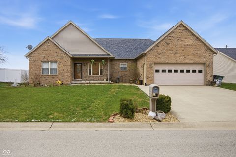 Photo of 1015 S Creek Drive W, Greensburg, IN 47240 (MLS # 22089690)