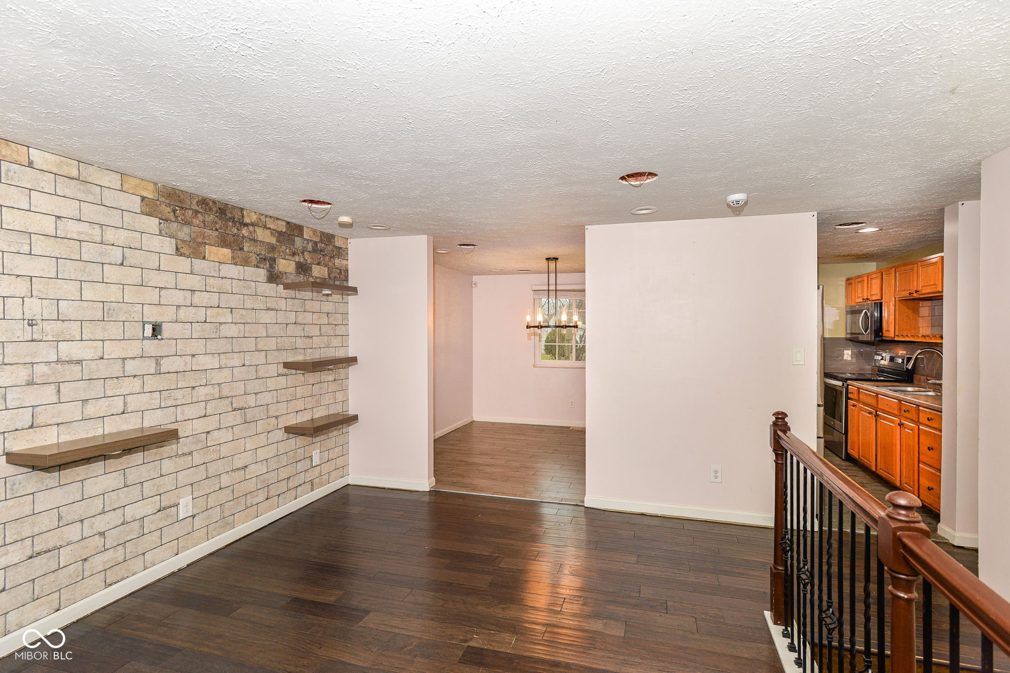 6911 Littleton Drive