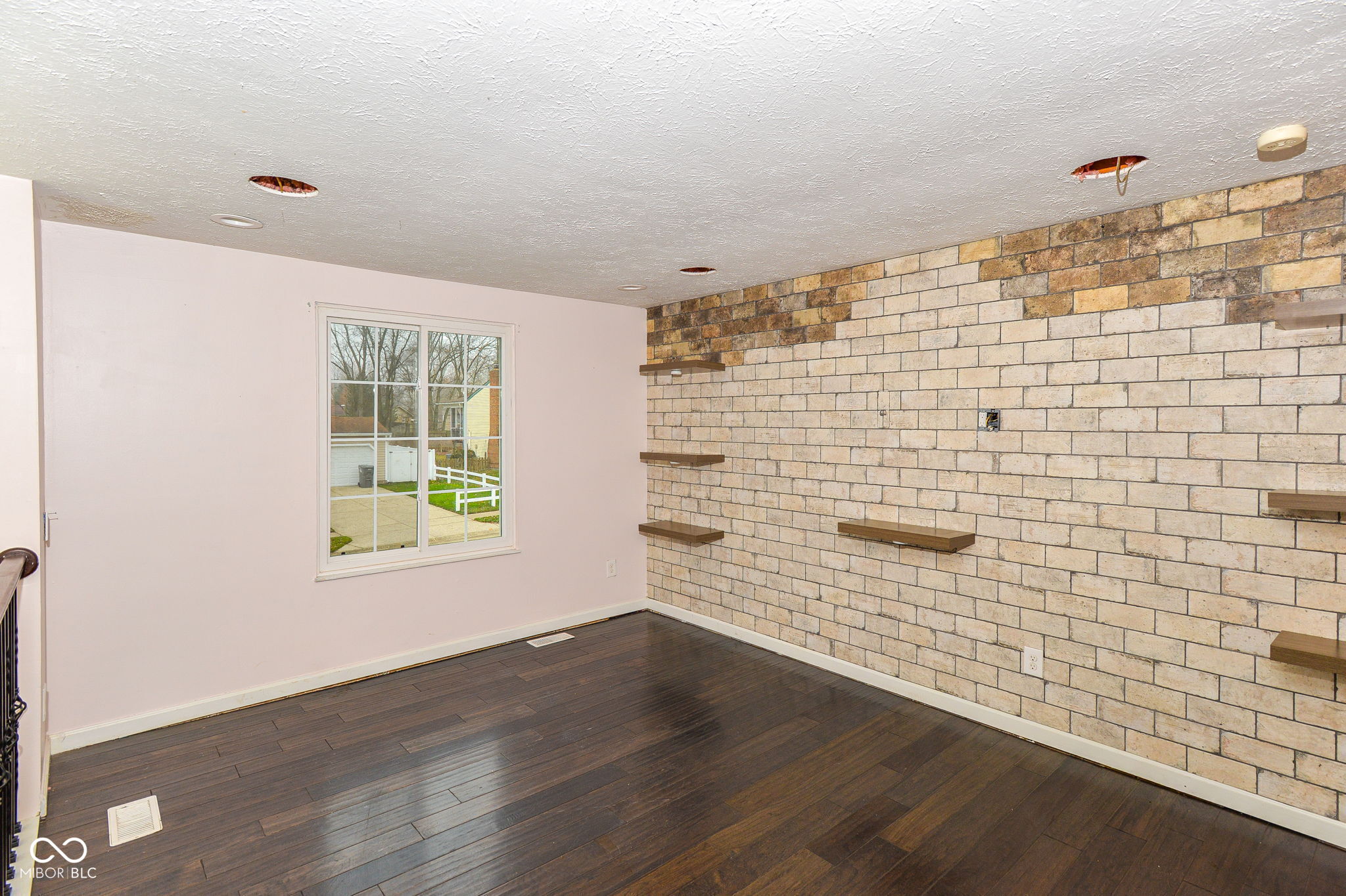 6911 Littleton Drive