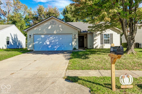 Photo of 5814 Emmert Way, Indianapolis, IN 46221 (MLS # 22129978)