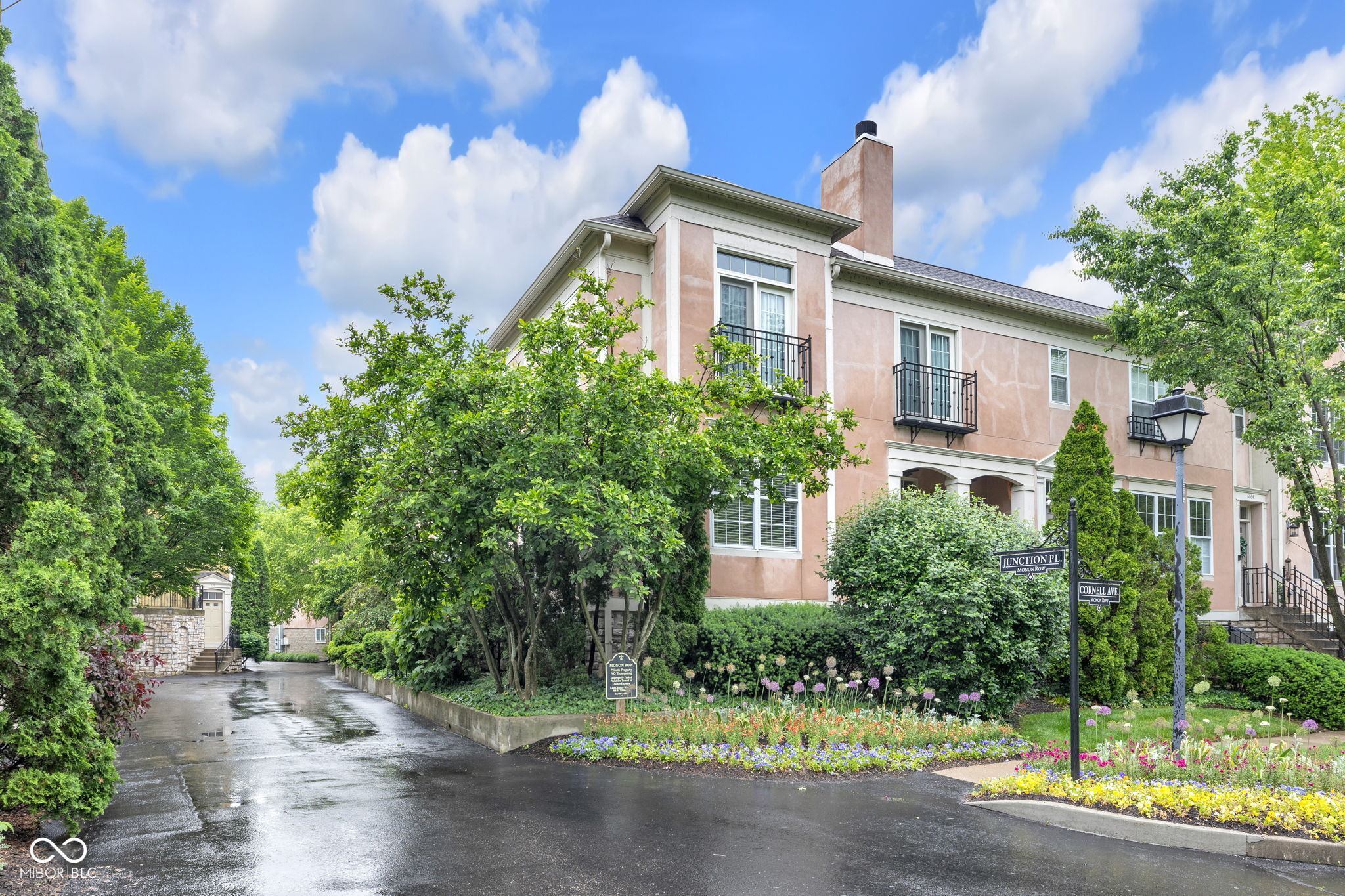 952 Junction Place