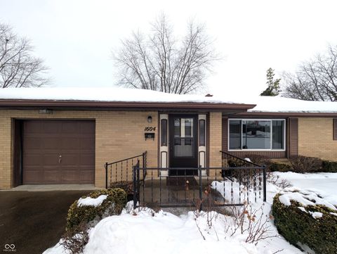 Photo of 1604 27th Street, Columbus, IN 47201 (MLS # 22082649)