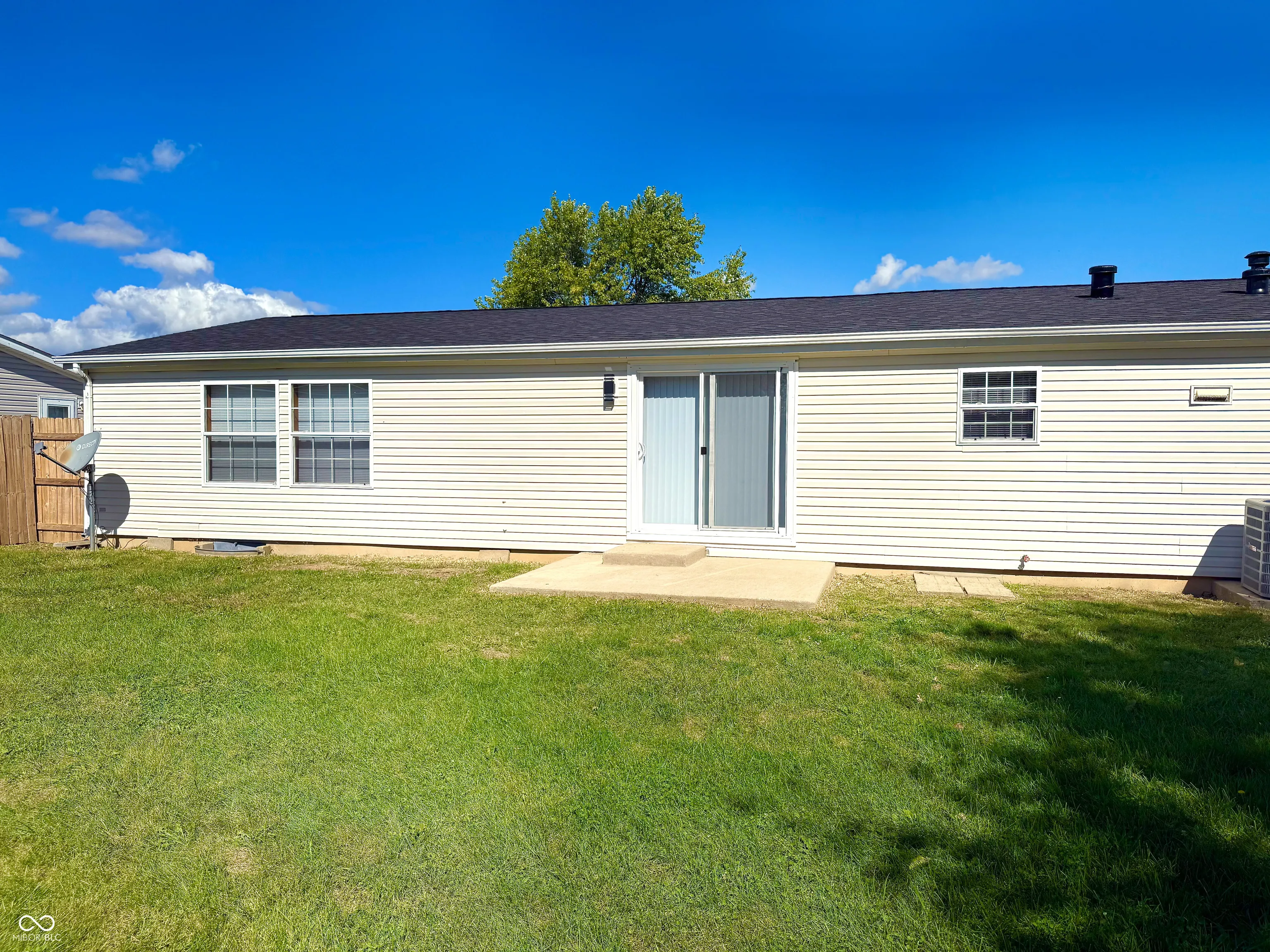 Columbus, Indiana 47203, United States, 3 Bedrooms Bedrooms, ,2 BathroomsBathrooms,Residential,Pending,223325