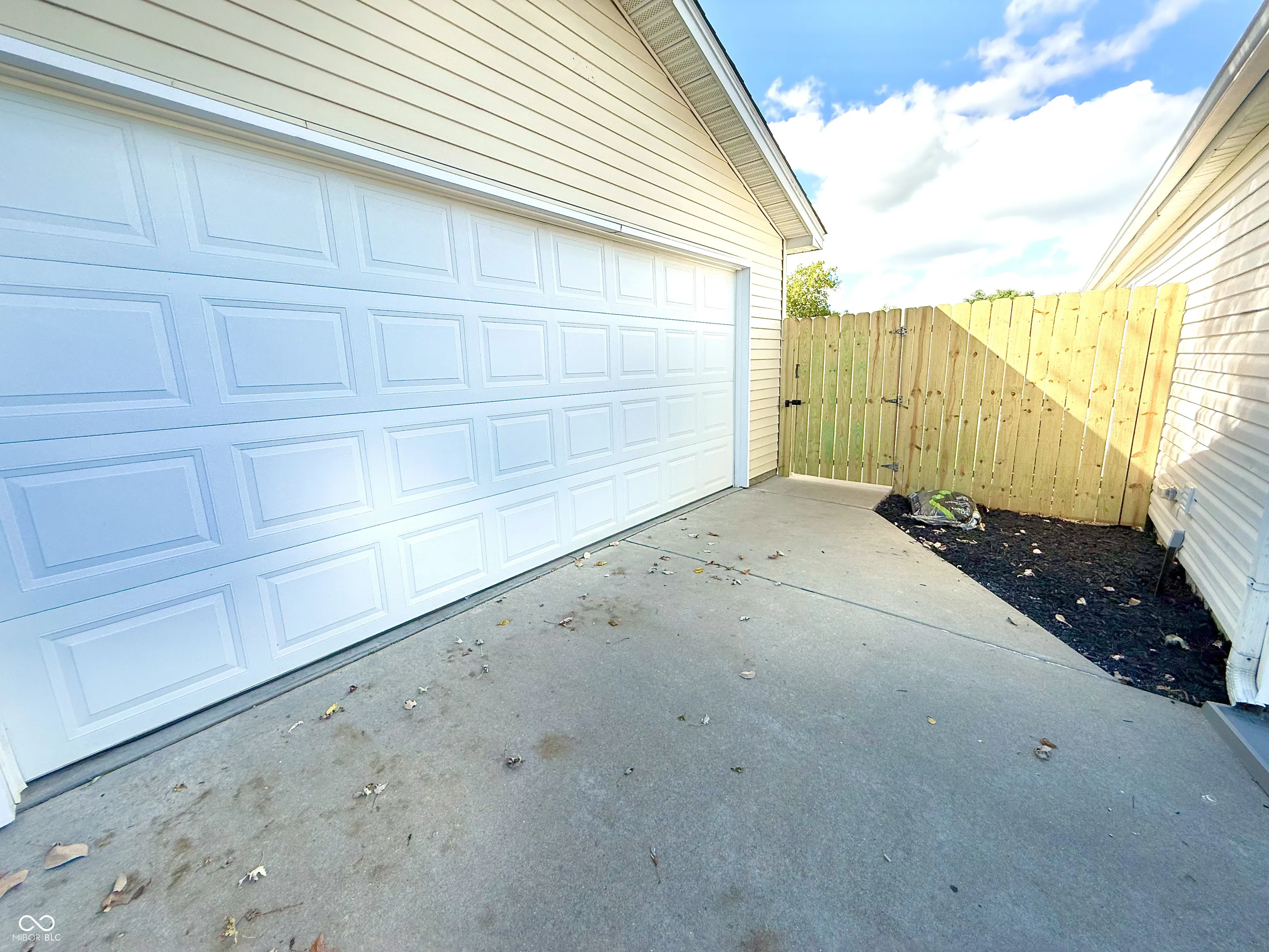 Columbus, Indiana 47203, United States, 3 Bedrooms Bedrooms, ,2 BathroomsBathrooms,Residential,Pending,223325