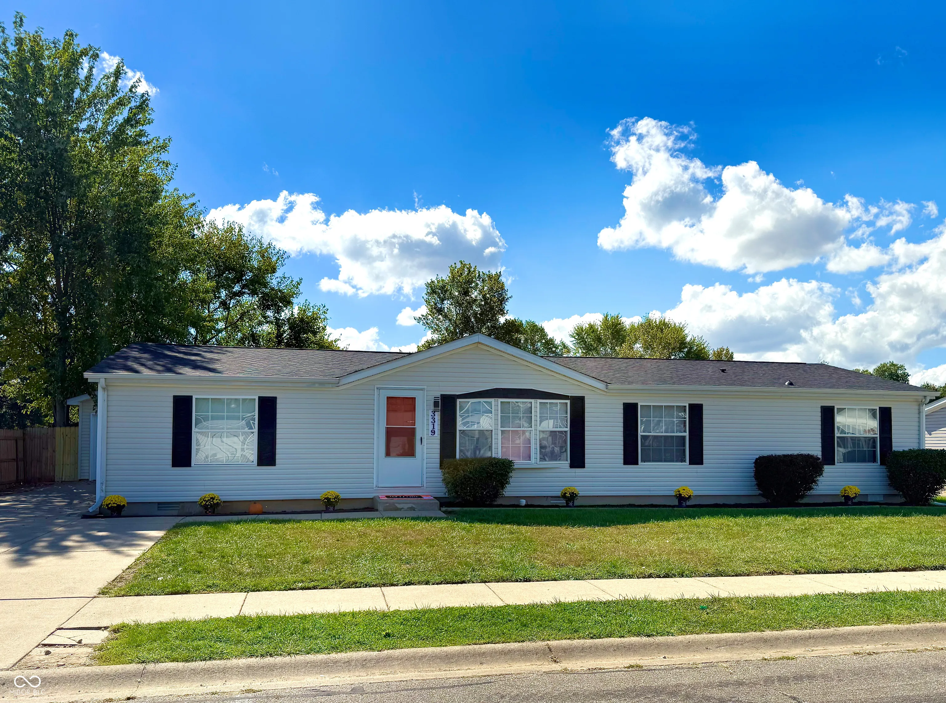 Columbus, Indiana 47203, United States, 3 Bedrooms Bedrooms, ,2 BathroomsBathrooms,Residential,Pending,223325