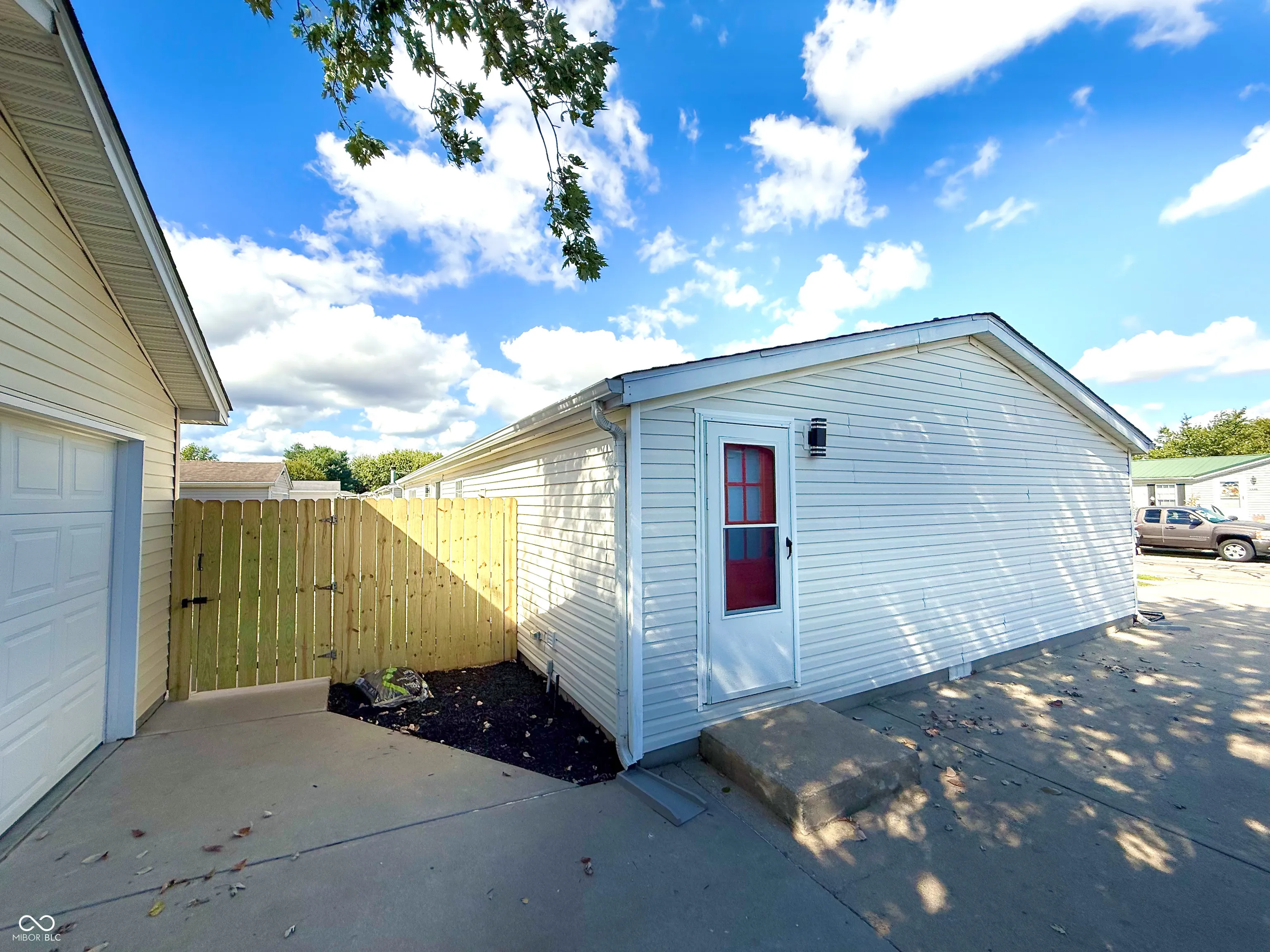 Columbus, Indiana 47203, United States, 3 Bedrooms Bedrooms, ,2 BathroomsBathrooms,Residential,Pending,223325