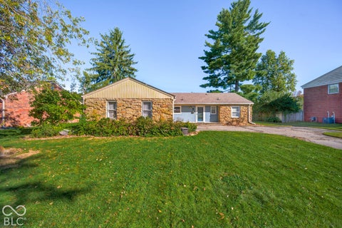 Photo of 1602 Crescent Drive, Columbus, IN 47203 (MLS # 22129921)