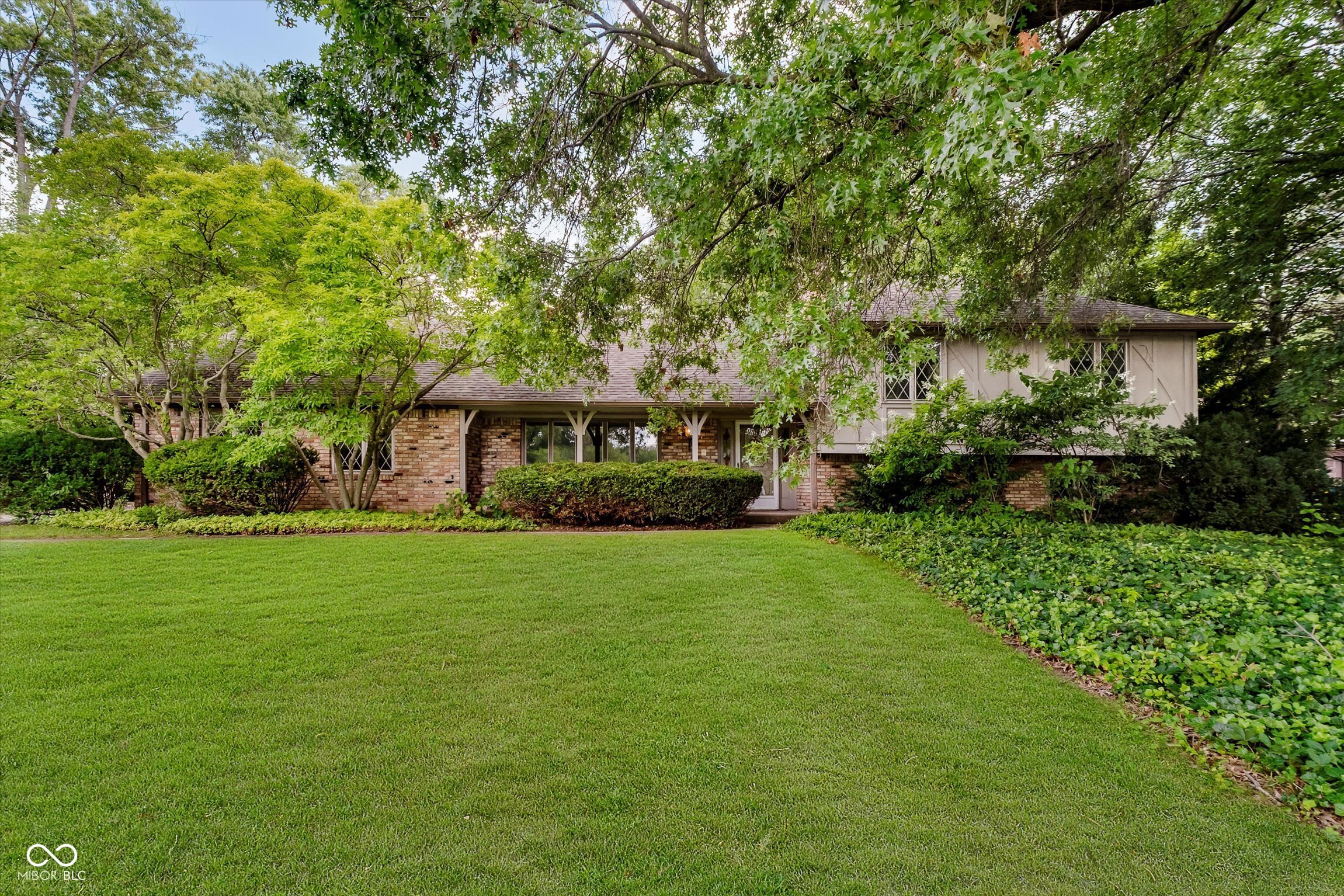 11327 Lakeshore Drive W