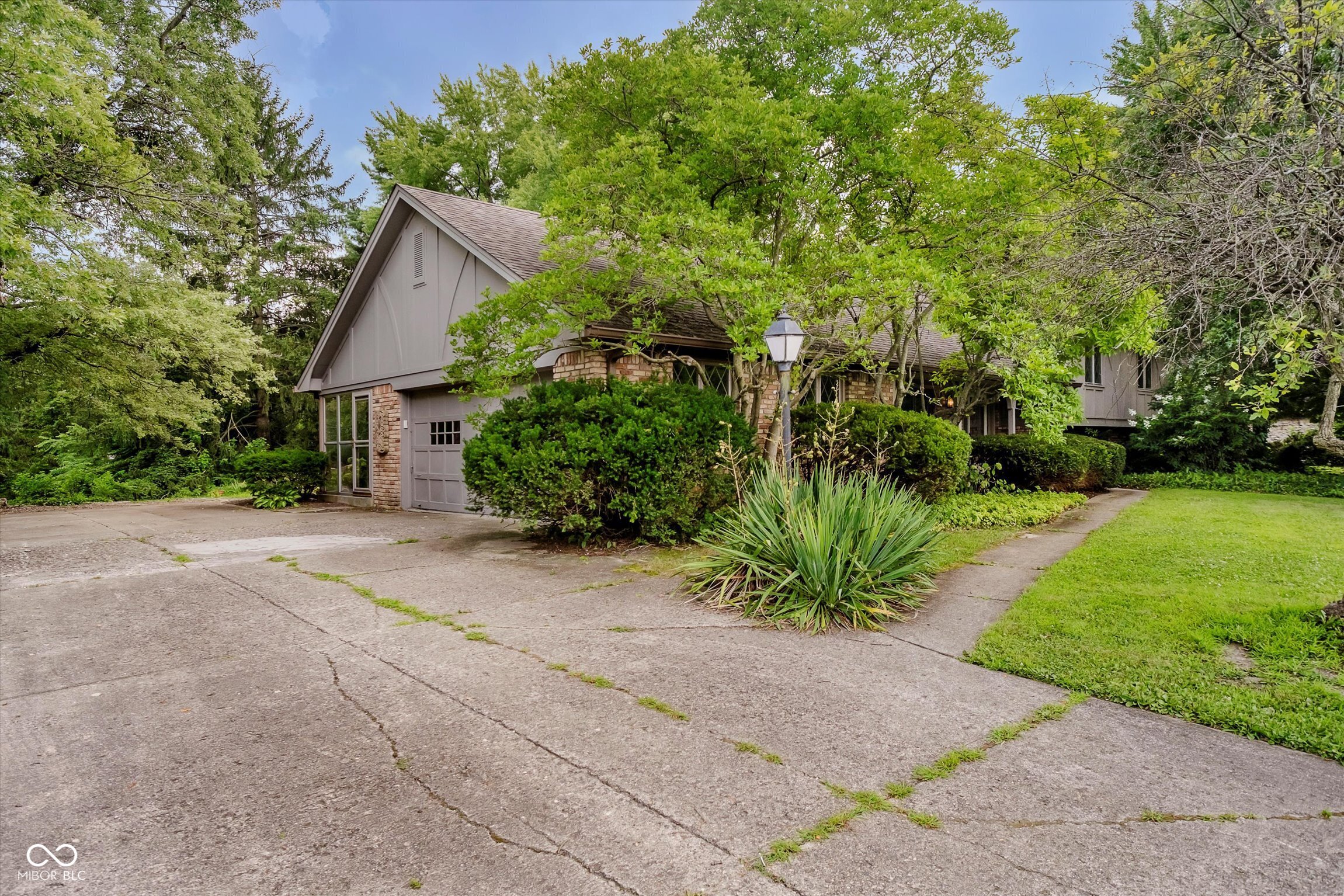 11327 Lakeshore Drive W