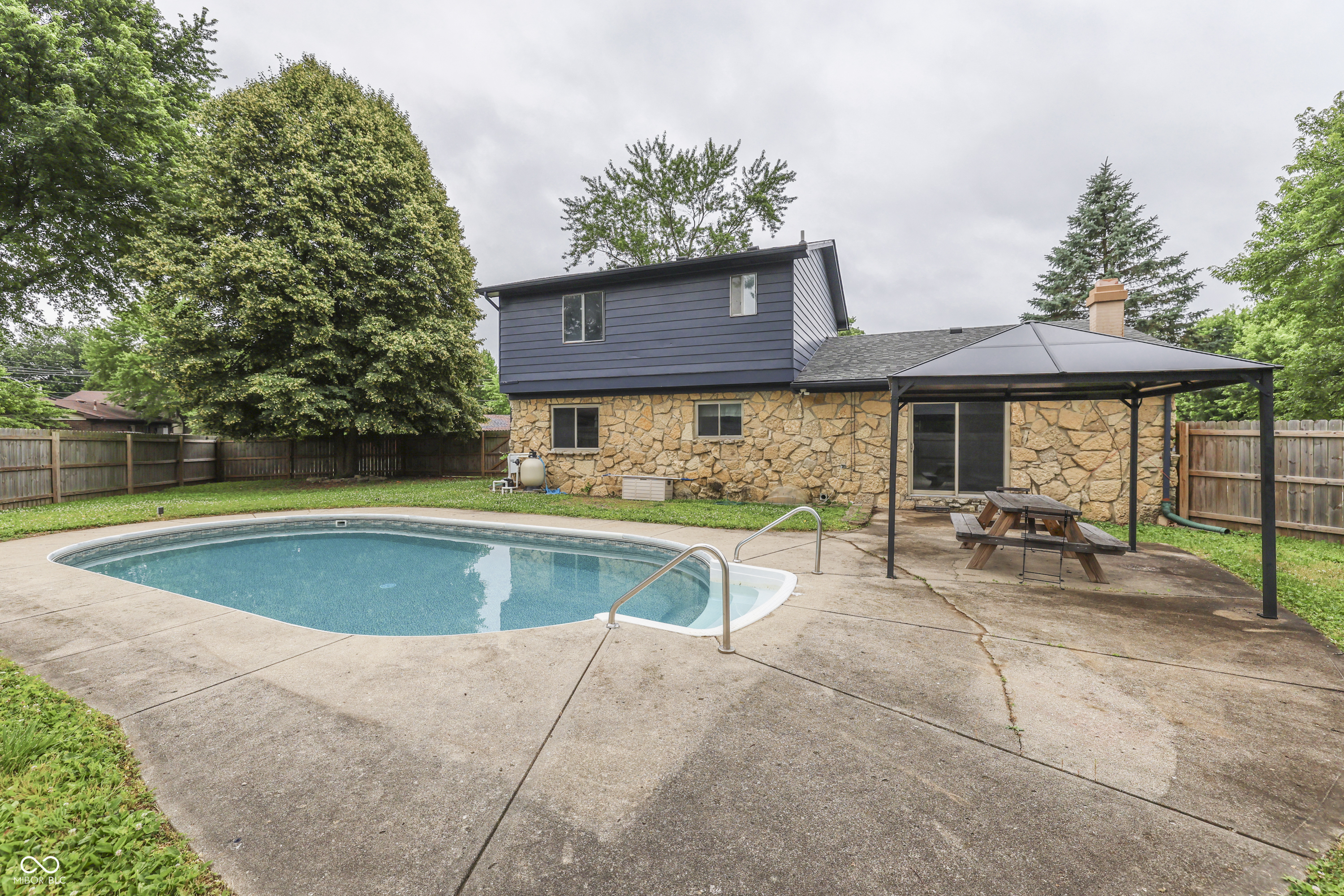 7423 Snowflake Drive