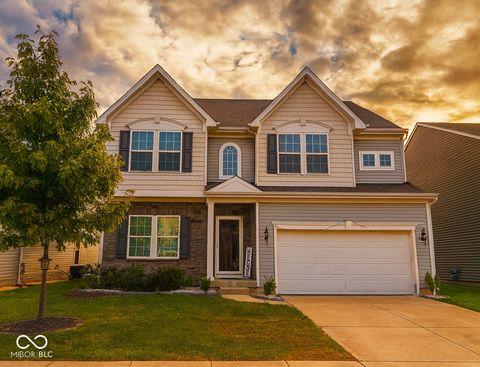 Photo of 733 Keepsake Run, Greenwood, IN 46143 (MLS # 22070251)