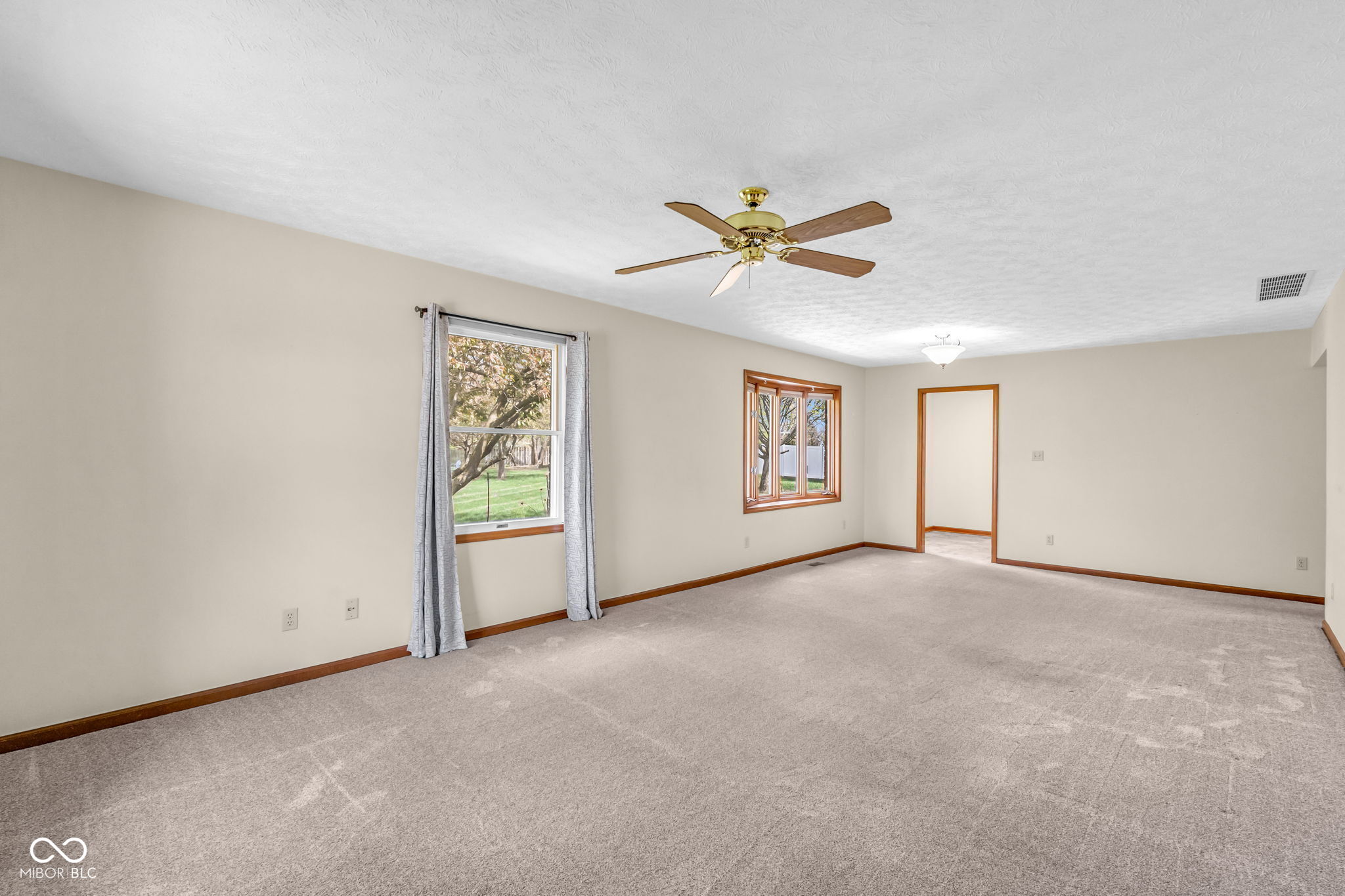 1281 E Holiday Lane 16