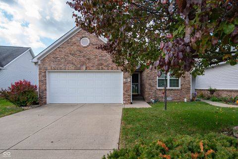 Photo of 904 Village Circle Drive, Greenwood, IN 46143 (MLS # 22071287)
