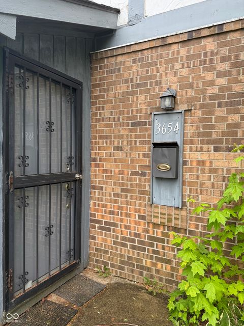 Photo of 3654 N Newgate Lane, Indianapolis, IN 46235 (MLS # 22098323)