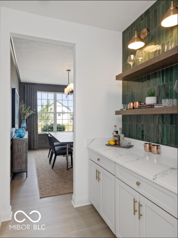 1452 E Greyhound Pass