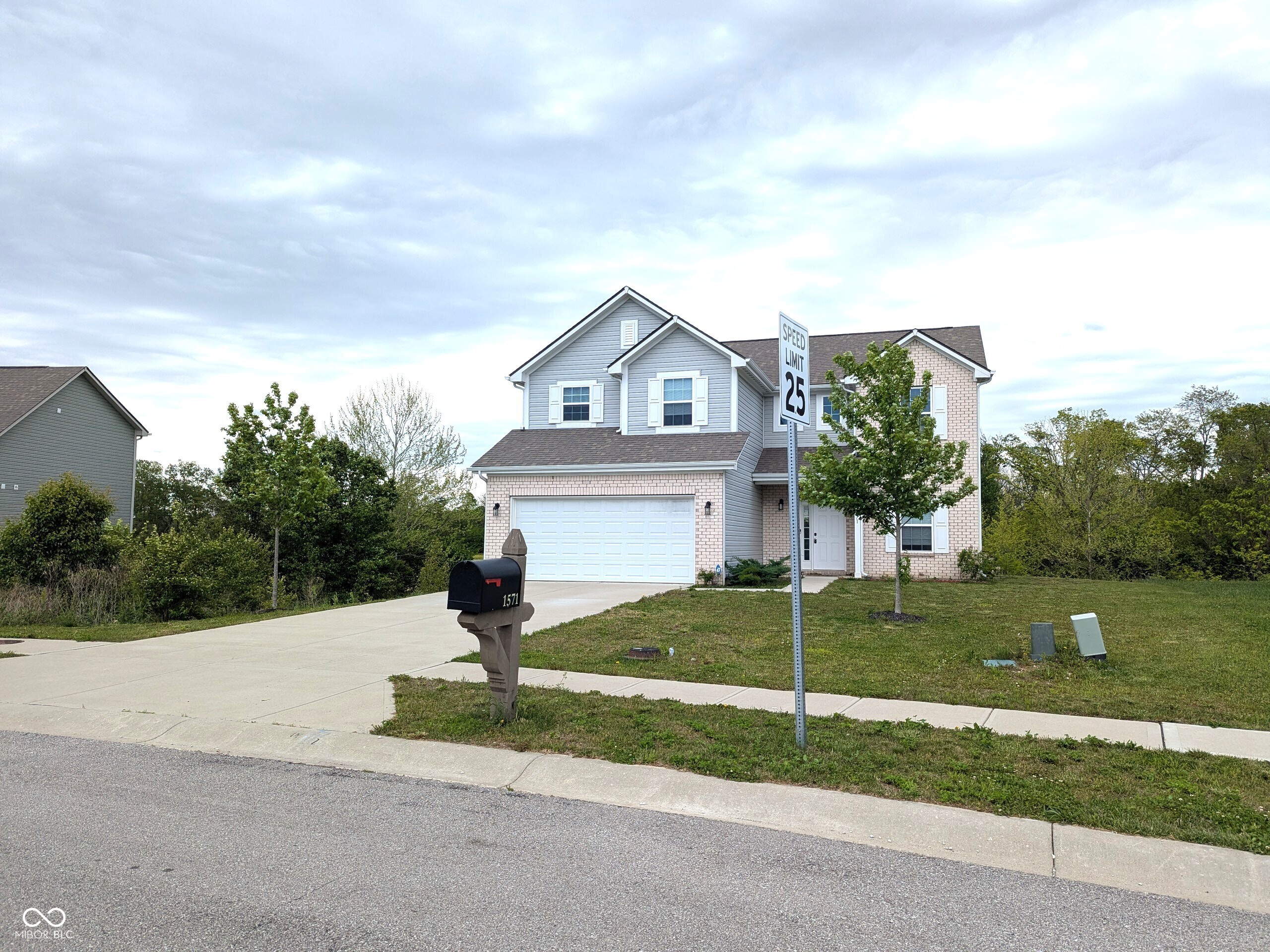 1571 N Creekwater Pass