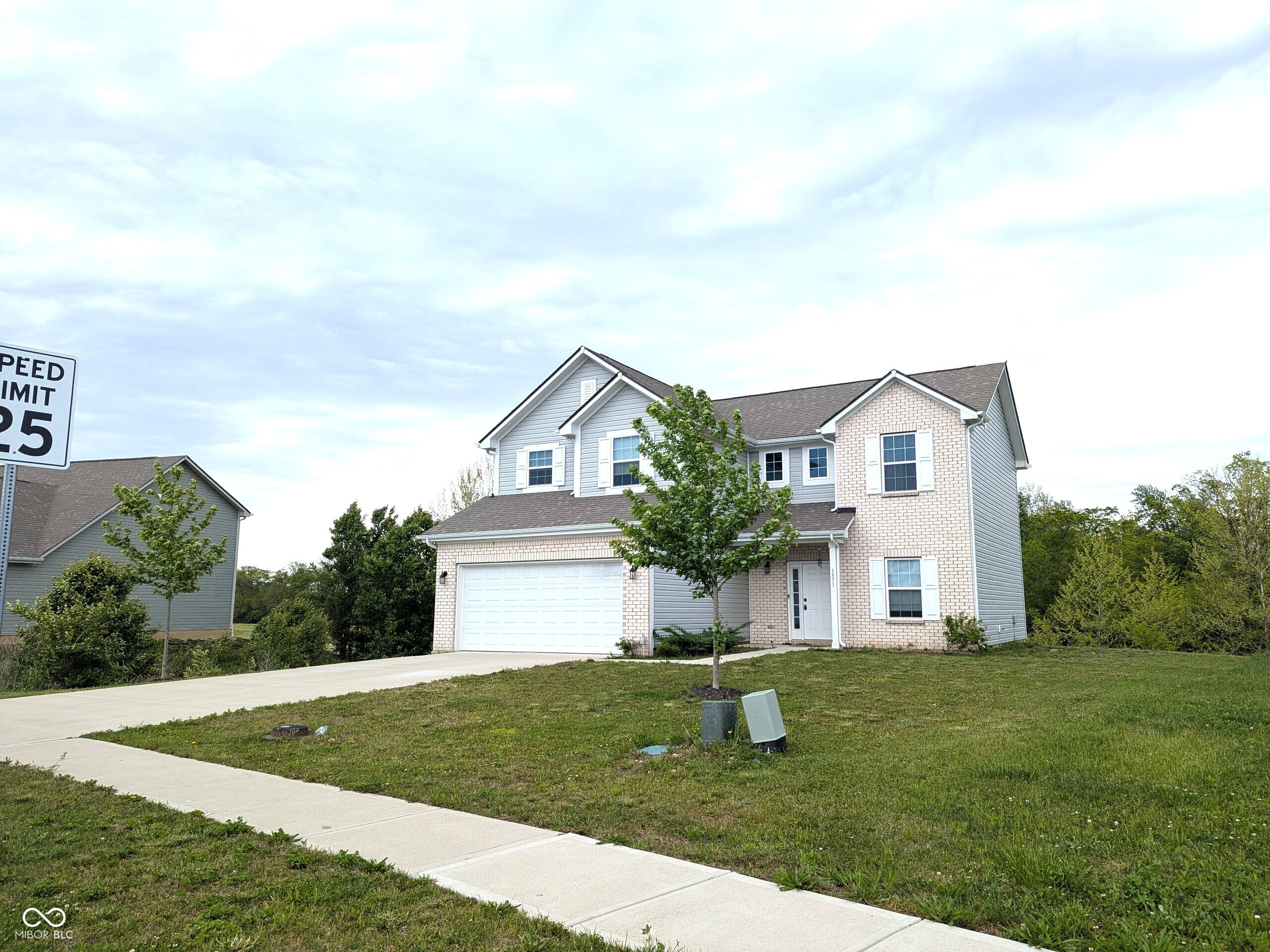 1571 N Creekwater Pass