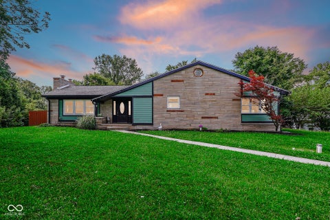 Photo of 823 W 200 N, Greenfield, IN 46140 (MLS # 22119308)