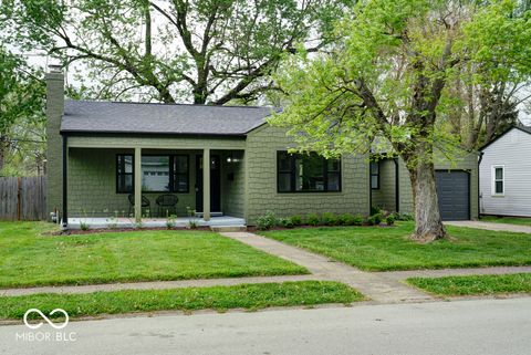 Photo of 12 Lincoln Drive, Brownsburg, IN 46112 (MLS # 22089007)