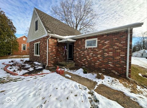 Photo of 830 Jefferson Street, Covington, IN 47932 (MLS # 22076203)