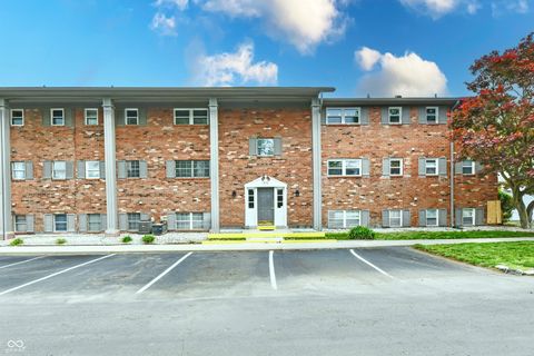Photo of 3016 Lake Shore Drive #E, Indianapolis, IN 46205 (MLS # 22098729)
