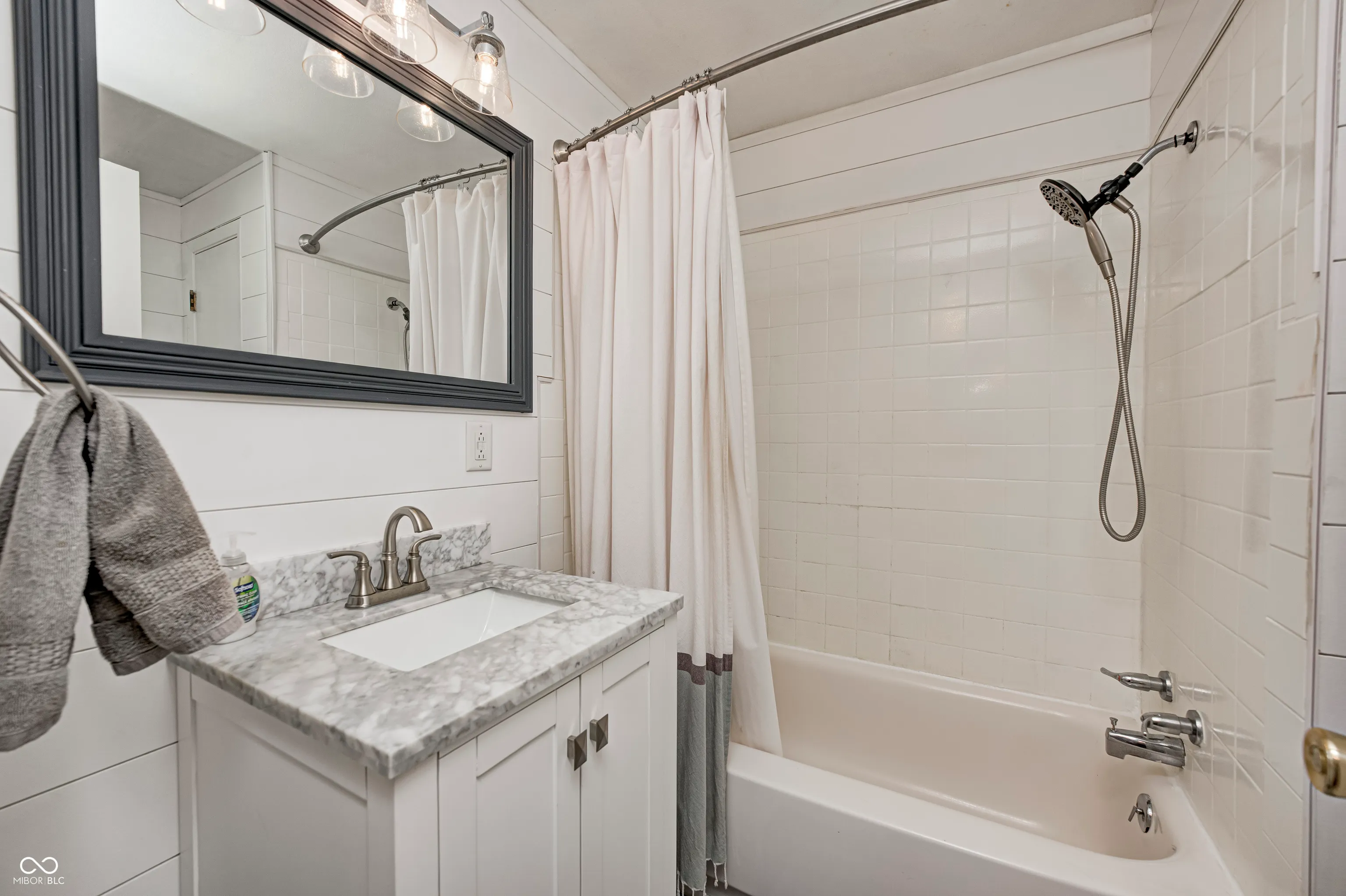 Anderson, Indiana 46013, United States, 3 Bedrooms Bedrooms, ,2 BathroomsBathrooms,Residential,Pending,210766