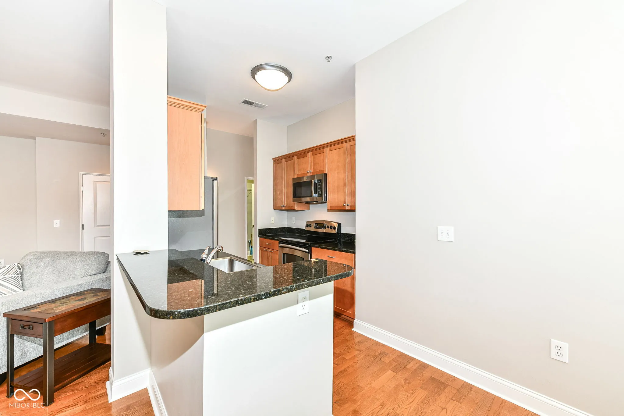 Indianapolis, Indiana 46204, United States, 2 Bedrooms Bedrooms, ,2 BathroomsBathrooms,Residential,Pending,49879