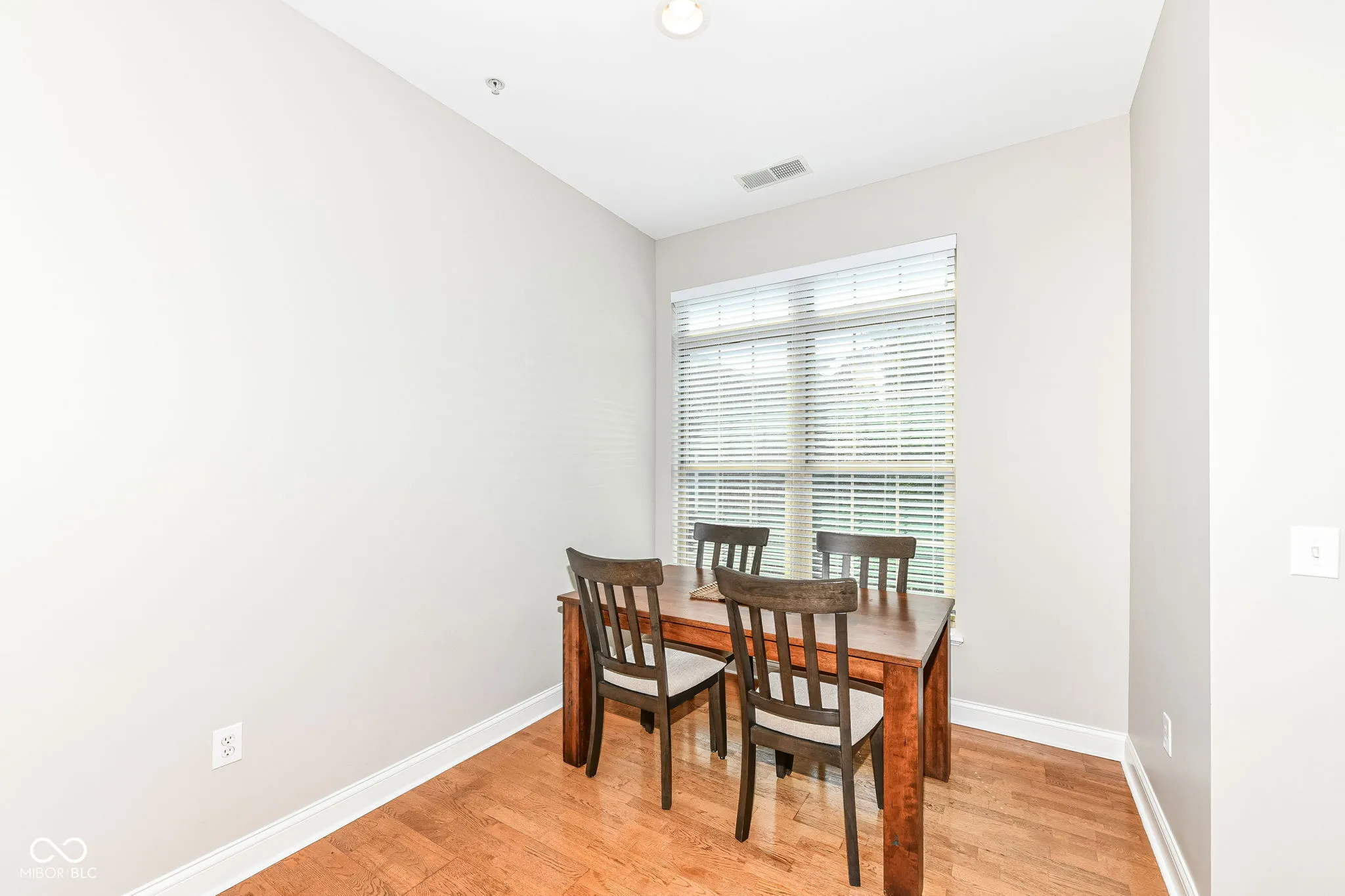 Indianapolis, Indiana 46204, United States, 2 Bedrooms Bedrooms, ,2 BathroomsBathrooms,Residential,Pending,49879