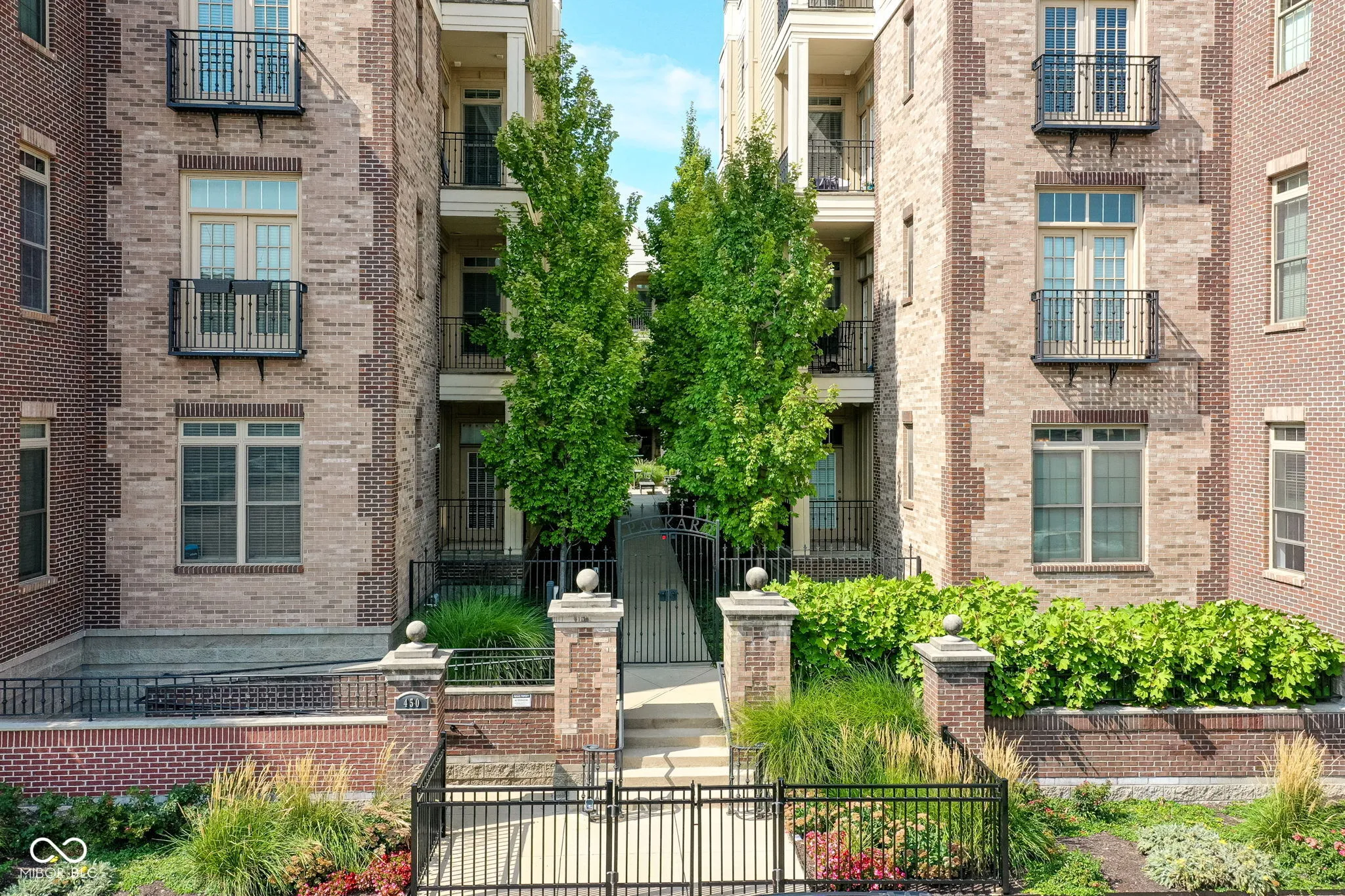 Indianapolis, Indiana 46204, United States, 2 Bedrooms Bedrooms, ,2 BathroomsBathrooms,Residential,Pending,49879