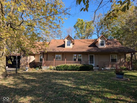 Photo of 1602 W Plantation Row, Greenfield, IN 46140 (MLS # 22069335)