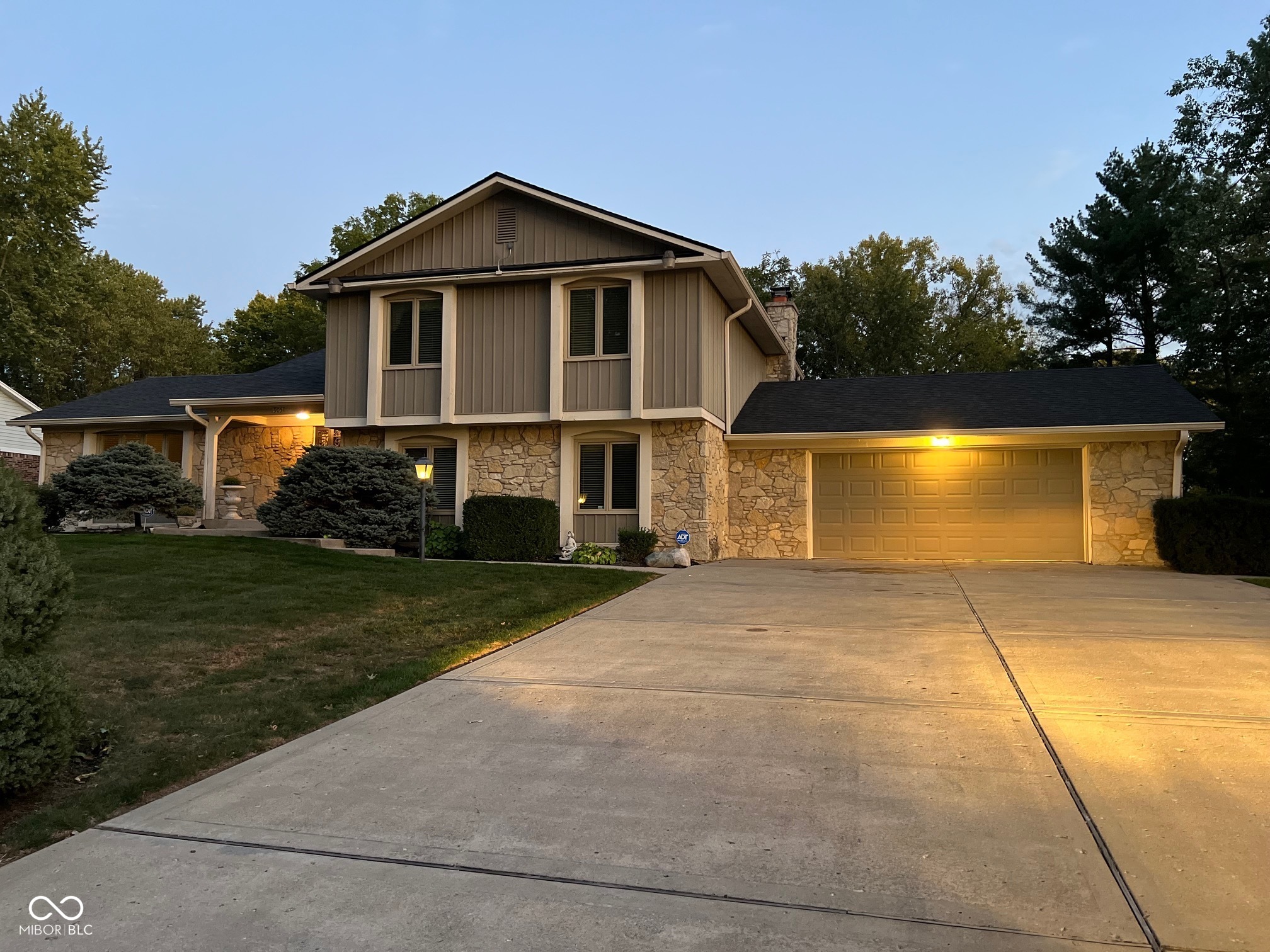 905 E Greyhound Pass