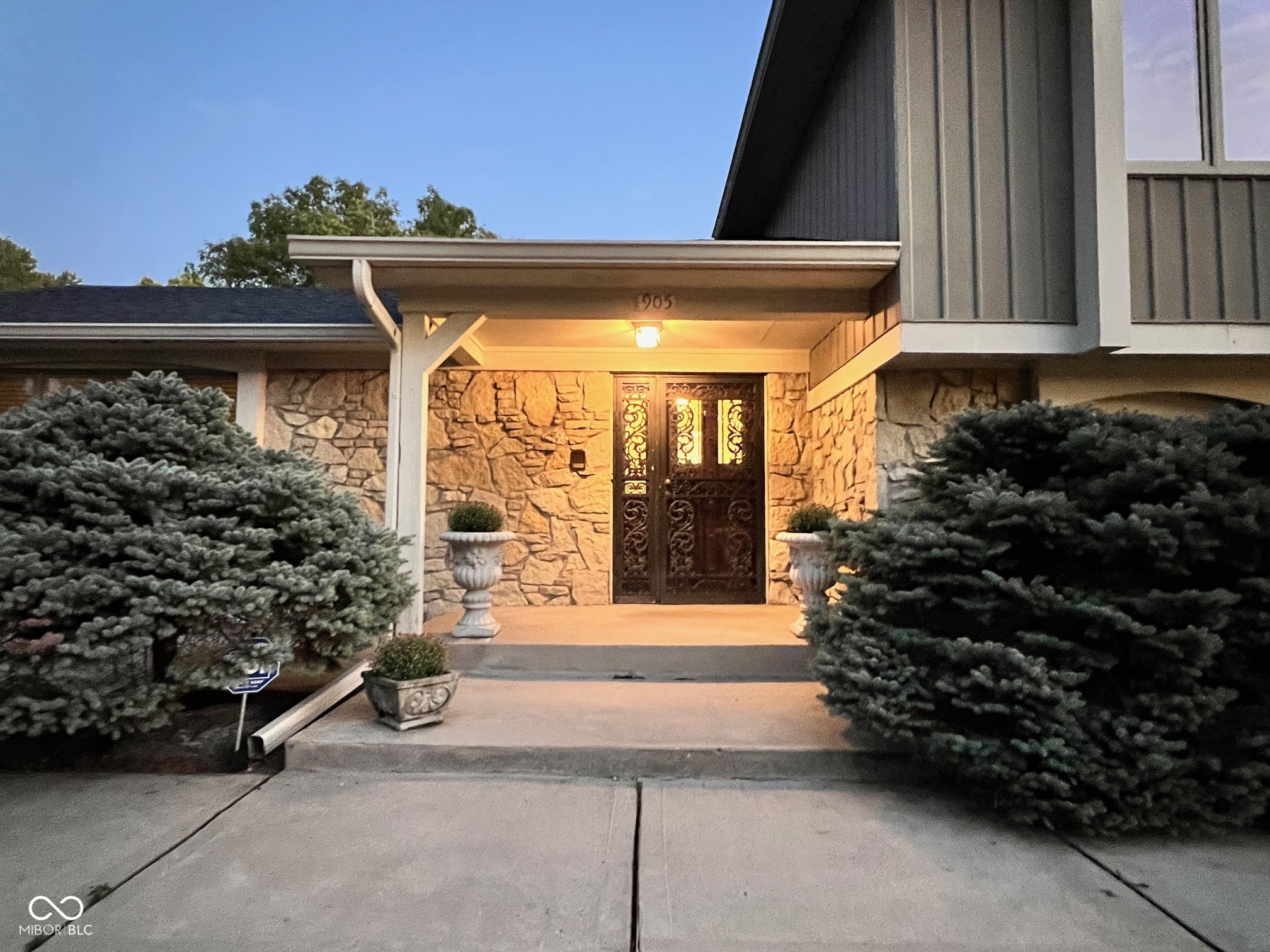 905 E Greyhound Pass