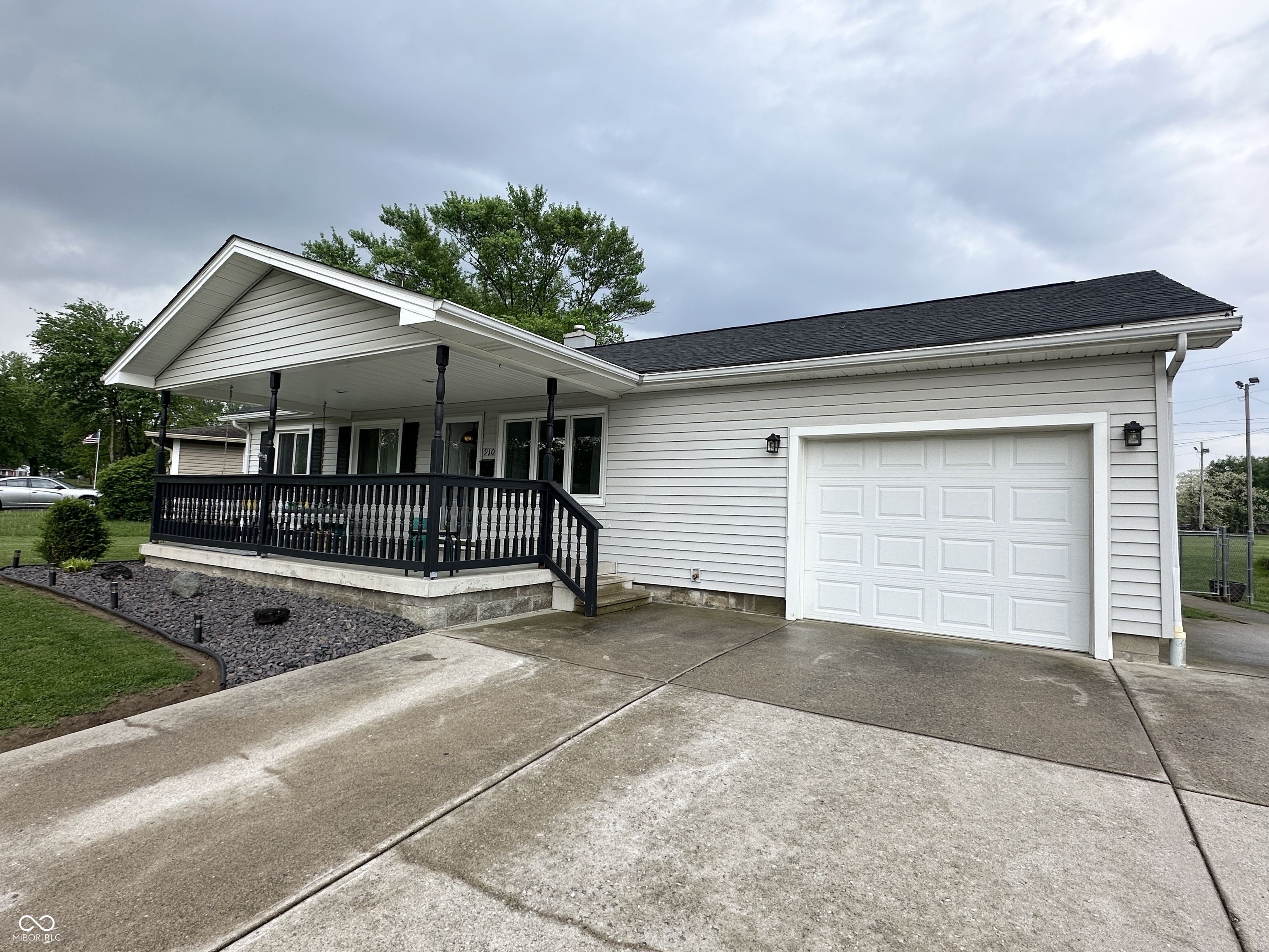 910 Hillcrest Drive