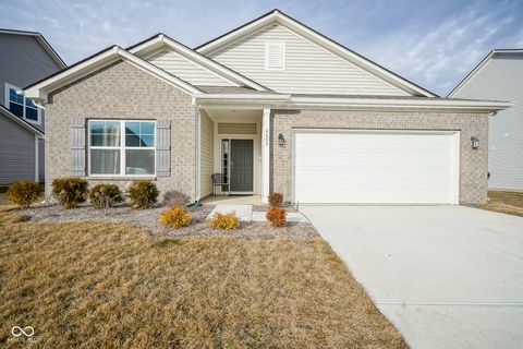 Photo of 6608 W Shoreline Court, Greenfield, IN 46140 (MLS # 22091705)