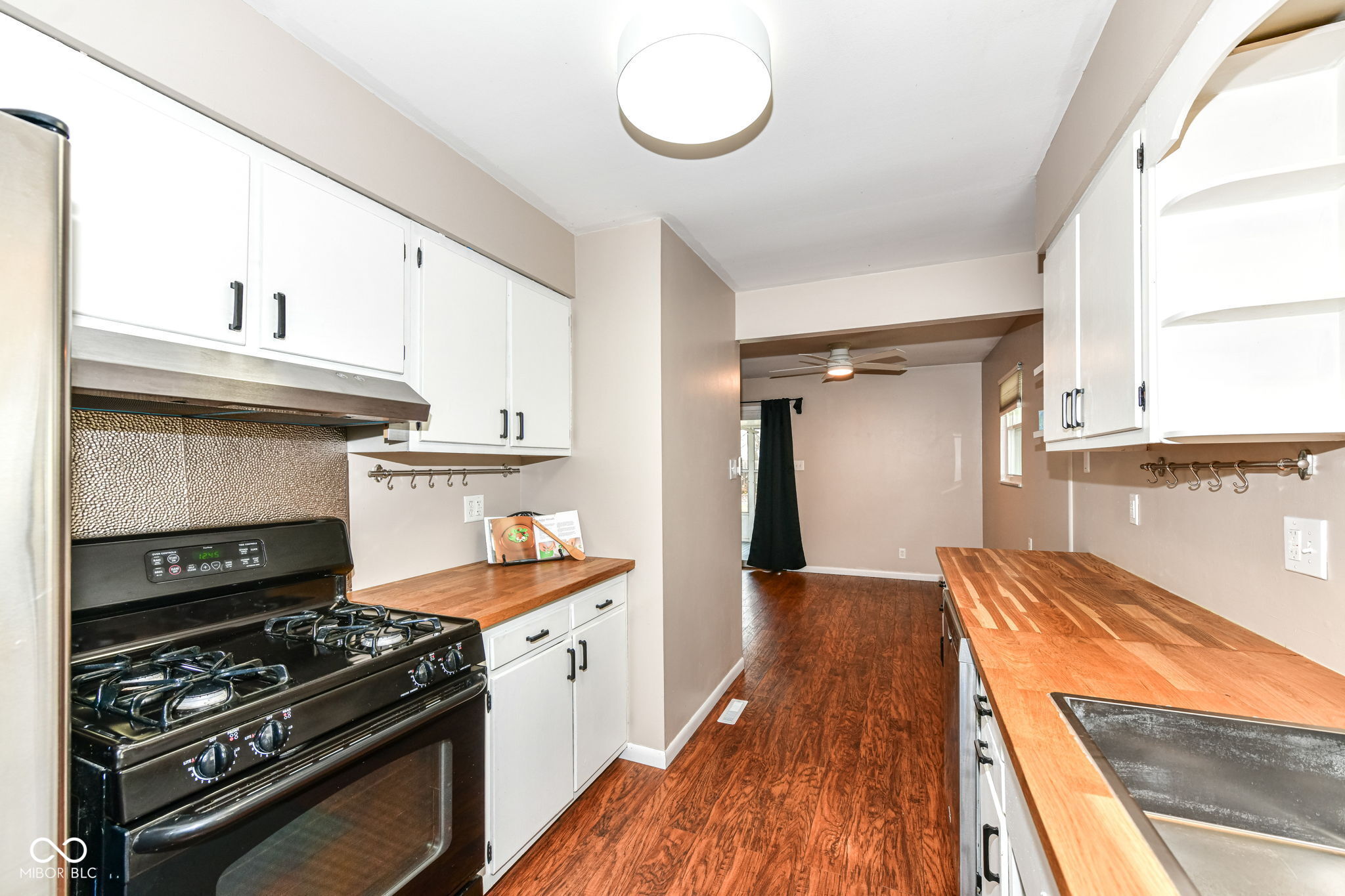 6121 Norwaldo Avenue