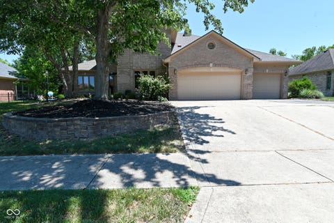 Photo of 2307 Willow Lakes East Boulevard, Greenwood, IN 46143 (MLS # 22110331)