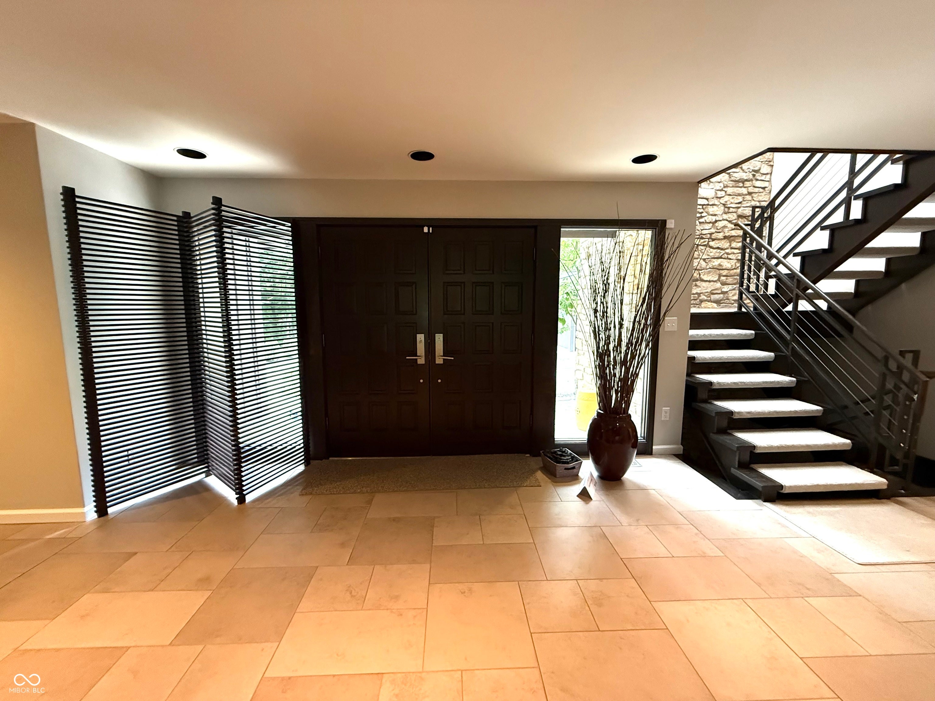 12043 Hampton Court