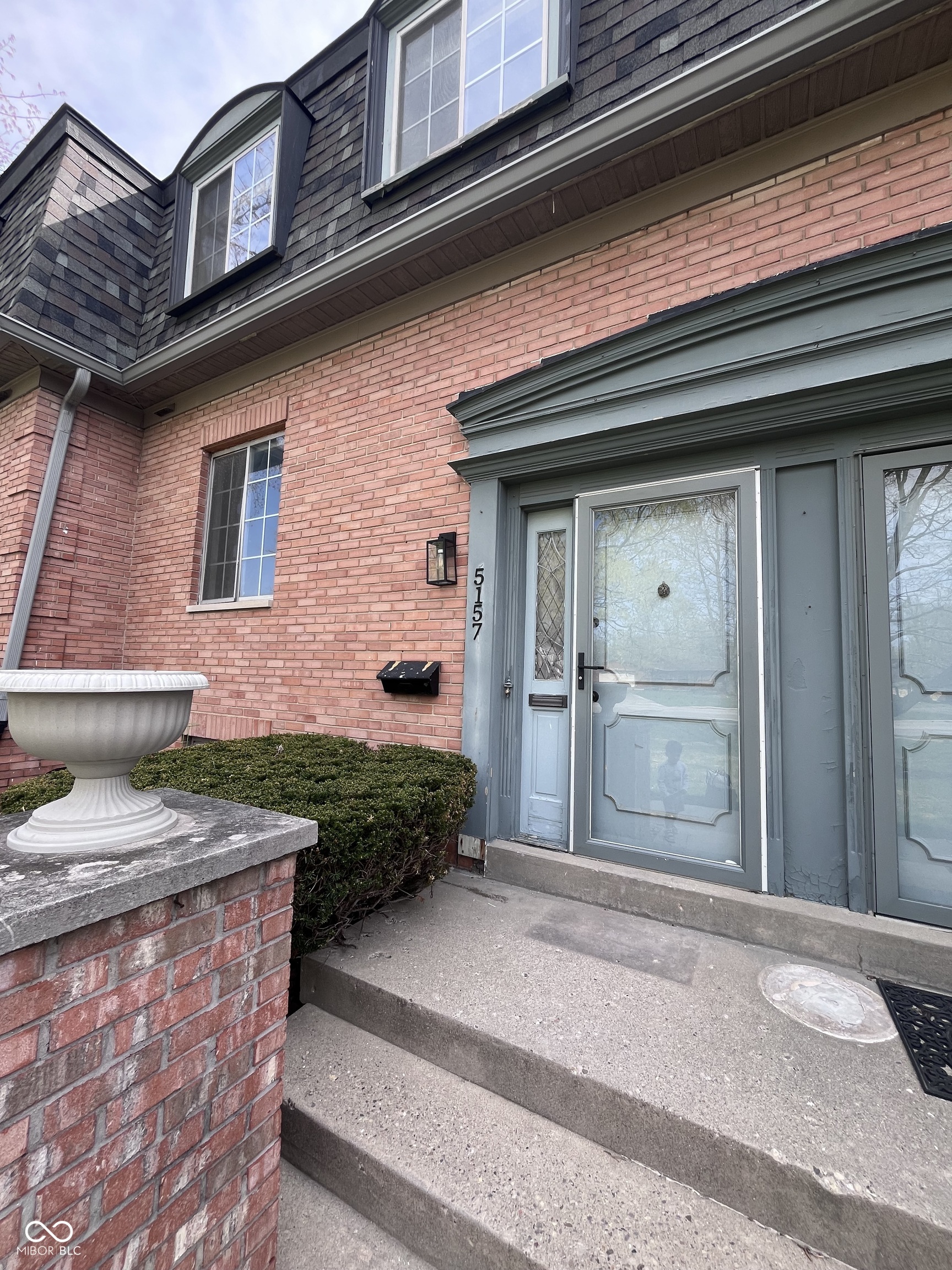 5157 N Arlington Avenue